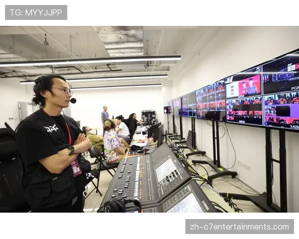 “联盟通”订阅用户可在观看直播时，随时切换主场、客场、全景及数据统计四大解说信号流。